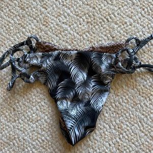 Acacia bottoms in palm print size small